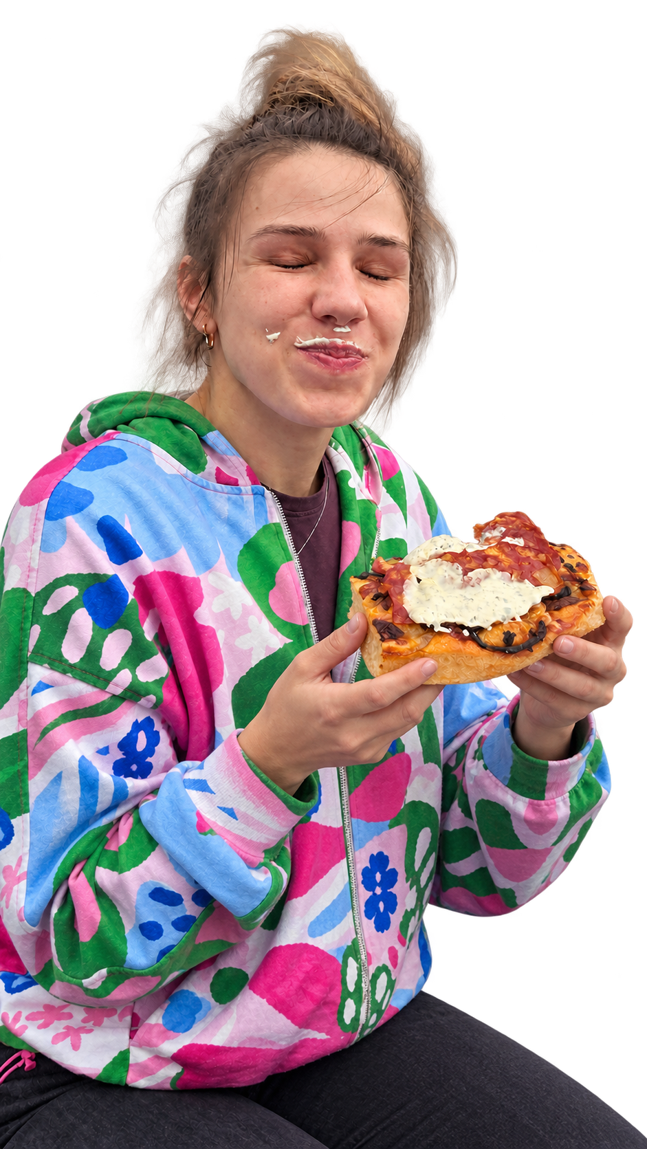 Aga w kwiecistej bluzie trzyma pizzę obiema dłońmi, z zamkniętymi oczami delektując się chwilą